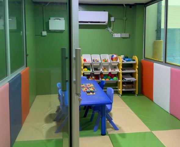 Therapy room with tables and chairs