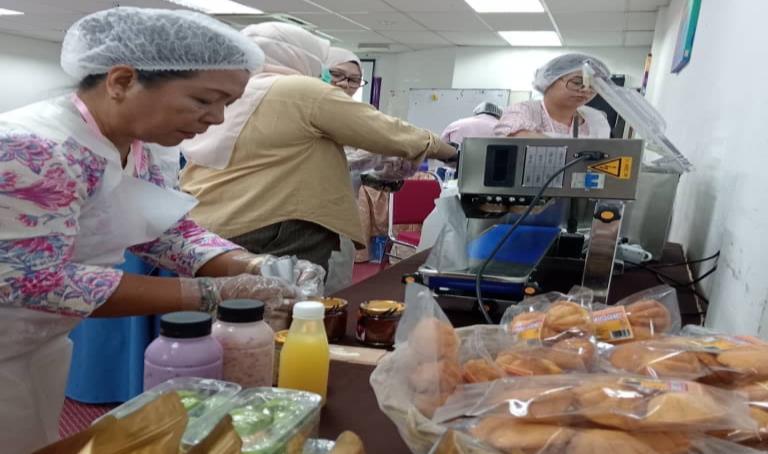 Food handling practical session during training
