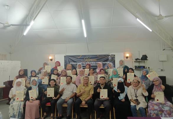 Participants with certificates at a training programme